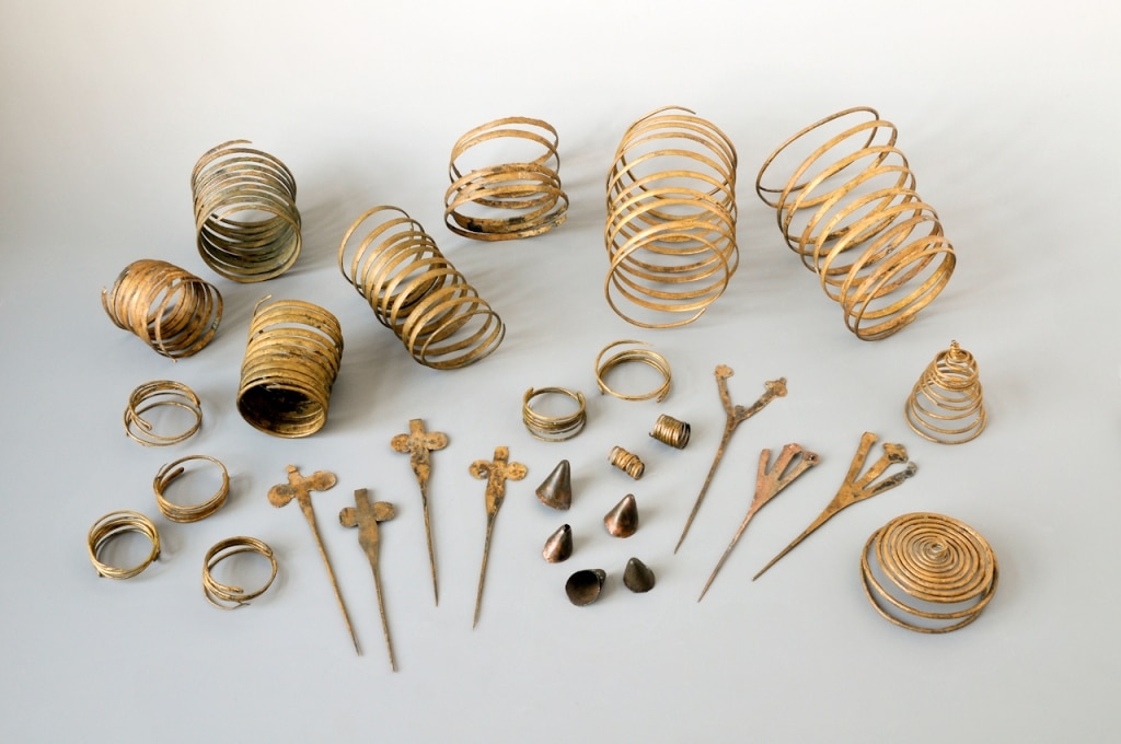 Schmuck, Ringe, Nadeln und Armreifen aus der Bronzezeit, die in Haberskirch gefunden wurden