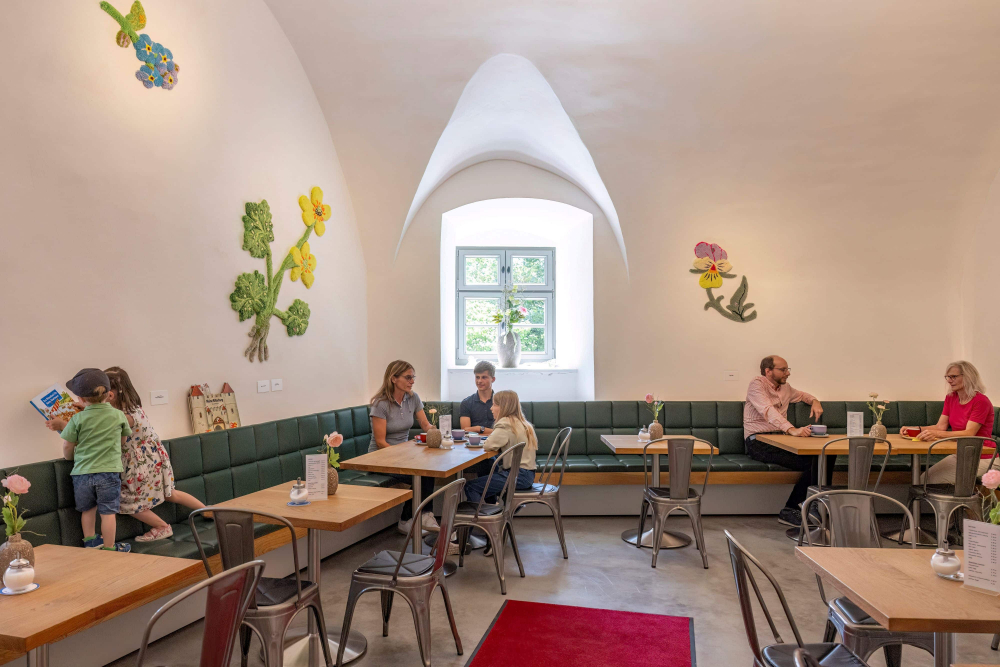 Café Innen Besucher Komp M Norbert Liesz