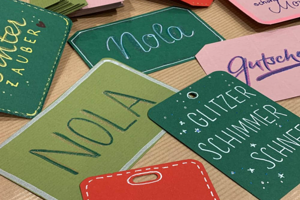 Handlettering Weihachtszeit Hangtags, Foto Michèle Greiner