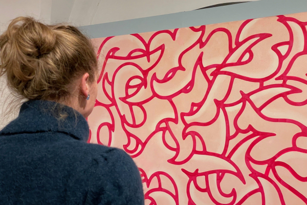 Besucherin Vor Ornament, Foto Museum Im Wittelsbacher Schloss Friedberg Besucherin Vor Ornament, Foto Museum Im Wittelsbacher Schloss Friedberg